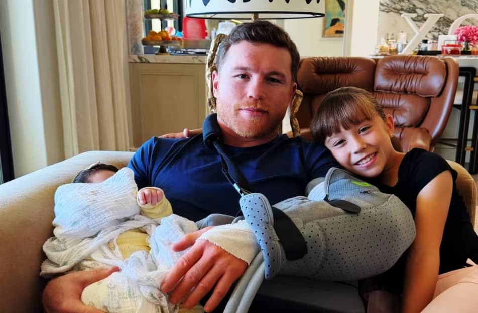 Canelo Álvarez reaparece operado tras derrota con Terence Crawford