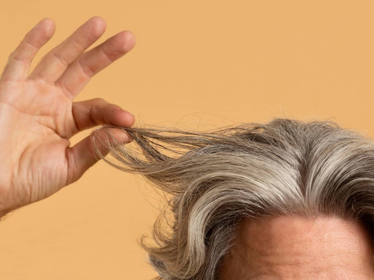 Aunque el paso del tiempo sigue siendo la principal causa del encanecimiento, investigaciones científicas han comprobado que el estrés y el estilo de vida pueden acelerar la aparición de canas al afectar las células que producen el color del cabello.