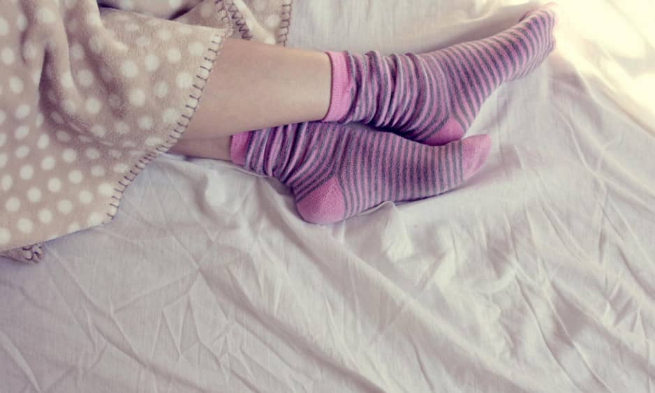 ¿Dormir con calcetas o sin ellas? Esto dice la ciencia