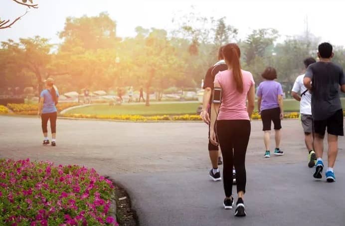 ¿Es mejor hacer una caminata larga que varias cortas al día? Esto dice la ciencia
