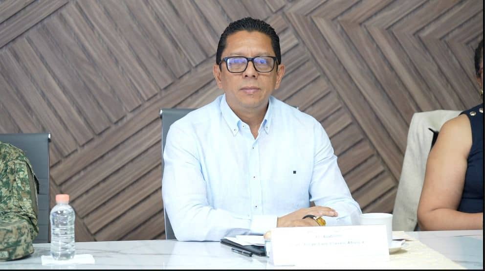 El Fiscal General del Estado, Jorge Luis Llaven Abarca, destacó que con base en la estrategia de Cero Impunidad ante la violencia feminicida en Chiapas, este domingo fue detenido en San Cristóbal de Las Casas, Simón “N”, presunto autor material del feminicidio de Lola Patricia “N”, de 26 años, quien fungía como regidora del Ayuntamiento de Chamula, ocurrido en junio del 2025. “Enfrentará a la justicia y pediremos la pena máxima de 100 años. Quiero reconocer el trabajo de la Subsecretaría de Inteligencia e Investigación Policial de la Secretaría de Seguridad del Pueblo, ya que gracias a la colaboración que hicimos a través de las Fiscalías contra Feminicidios y de Justicia Indígena, logramos esta detención, que sin duda trae un mensaje contundente de que ningún feminicidio en Chiapas quedará sin castigo”, enfatizó. De igual forma, el Fiscal General informó la detención vía colaboración con la Fiscalía General del Estado de Yucatán, de Enrique “N”, alias “El Fresa”, un líder generador de violencia que operaba en la zona norte de Chiapas, quien cuenta con diversas carpetas de investigación por delitos de secuestro agravado, extorsión, homicidio y desaparición de personas. Subrayó que desde este domingo se encuentra enfrentando la justicia y se pedirá pena máxima en todos los delitos que haya participado. “Estuvimos en comunicación todo el fin de semana con el Fiscal General y el Secretario de Seguridad Pública de Yucatán, y nos dieron todas las facilidades para detenerlo en dicha entidad, por lo que agradezco todas las atenciones e información”, apuntó. Al reiterar el compromiso de la Mesa de Paz que encabeza el Gobernador Eduardo Ramírez Aguilar, Jorge Llaven señaló el reconocimiento que hizo a Chiapas la presidenta de la República, Claudia Sheinbaum Pardo, por ser una de las entidades que tiene mayor reducción de homicidios dolosos a nivel nacional, lo cual, puntualizó, es un reflejo del trabajo de todas y todos, así como de las corporaciones. “Es un esfuerzo tanto de las Fuerzas Armadas que siempre nos acompañan, como de los municipios y las autoridades estatales que estamos trabajando en unidad bajo el liderazgo del Gobernador Eduardo Ramírez. Así que vamos a seguir pendientes para que hagamos de Tuxtla la capital más segura, pero también de Chiapas la entidad más segura del país”, acotó. Durante esta transmisión en vivo, Llaven Abarca presentó la incidencia delictiva en Tuxtla Gutiérrez de la semana que concluyó este 5 de octubre, que en el caso de los delitos diversos se mantuvo en comparación con la semana pasada, con 21 inicios de carpeta de investigación, principalmente relacionados con delitos culposos, desobediencia de particulares, lesiones culposas, daños, robo a transeúnte y homicidios culposos. Las colonias que más tuvieron incidencia delictiva fueron Albania Baja, Tzocotumbak, Evolución Política Mexicana, Copoya, Los Tulipanes, 28 de Julio, entre otras, donde, dijo, se tiene que trabajar con mayor labor de proximidad y presencia operativa. En cuanto a los delitos de alto impacto, se iniciaron siete carpetas de investigación, en particular por delitos de homicidio doloso, pues se cometieron tres, uno en Las Granjas y dos más en Copoya y Juan Crispín, mismos que tienen contextos de consumo de alcohol, drogas y violencia familiar; mencionó que en dos de estos fallecieron menores de edad. “Hacemos un llamado de nueva cuenta a todas las familias a que hagamos mayor conciencia de la no violencia en los hogares y, por supuesto, del no consumo de alcohol o de drogas, porque estos tres homicidios dolosos tienen este contexto. Como autoridades vamos a seguir trabajando con labor de proximidad y de prevención”, aseveró. Así también, el Fiscal General habló sobre el seguimiento al caso relacionado con la exposición en medios públicos y redes sociales de videos de personas, principalmente mujeres, que trabajaban en la Zona de Tolerancia, por el que fue detenido Daniel “N”, como presunto responsable del delito contra la privacidad sexual e integridad corporal de las personas, quien fue puesto a disposición del órgano jurisdiccional para que responda por los actos que cometió. “No vamos a tolerar que se exponga la vida y la privacidad de las personas, por eso el responsable de este caso que fue muy mediático, ya se encuentra enfrentando la justicia”, recalcó. Informó que derivado de los acuerdos establecidos en la Mesa de Seguridad de la capital, se revisa de manera puntual el tema de las llamadas falsas o de broma a los números de emergencia, que representan cerca del 70 por ciento. Mencionó que, en coordinación con el C5 Escudo Pakal, se han iniciado investigaciones para identificar los números telefónicos que realizan un uso indebido de los servicios de emergencia, logrando la primera detención de María “N”, quien asumió la responsabilidad por múltiples llamadas improcedentes realizadas desde un número utilizado por su hijo menor de edad. La señalada ofreció una disculpa pública al pueblo de Chiapas e hizo un llamado a la ciudadanía a no incurrir en esta conducta irresponsable. Al respecto, el Director del C5, Miguel Ángel Sánchez Miranda, dio a conocer que a través de los números de emergencia, en la semana se recibieron 7 mil 180 llamadas, de las cuales, mil 260 fueron procedentes e identificaron 5 mil 918 llamadas no procedentes, lo que refleja una reducción de 18% en comparación con la semana pasada, en donde se recibieron 7 mil 92 llamadas no procedentes. Resaltó que se procederá a generar una denuncia sobre los números identificados y que están reincidiendo en las llamadas no procedentes, con la finalidad que los responsables enfrenten a la justicia, por hacer uso de los números de emergencia de manera indebida. En su intervención, el Secretario de Seguridad Pública y Tránsito Municipal, David Hernández, informó que del 1 de septiembre al 5 de octubre se recuperaron 19 vehículos con reporte de robo, los cuales tenían alteraciones en sus medios de identificación. Por lo anterior, se hace un llamado a la ciudadanía para que cuando vaya a adquirir un vehículo se acerque a la Fiscalía de combate al robo de vehículos, para garantizar que el automotor se encuentre en regla y sea una compra segura. “Para eso, también estamos realizando operativos permanentes en la ciudad, para detectar hechos delictuosos en materia vehicular”. Finalmente, el Fiscal General también invitó a la población a acercarse a la Fiscalía General, a la Secretaría de Seguridad Pública y Tránsito Municipal y a la Secretaría de Seguridad del Pueblo, a verificar que el vehículo usado que van a adquirir sea legal, porque estas instancias cuentan con bases de datos, peritos y técnicos para garantizar que la compra sea segura.