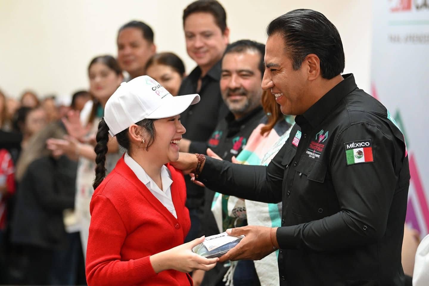 Eduardo Ramírez entrega becas para la alfabetización y kits visuales en San Cristóbal