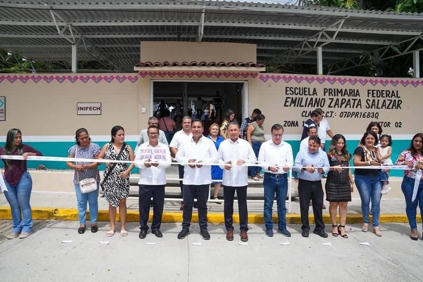 En Tuxtla Gutiérrez, el gobernador Eduardo Ramírez Aguilar inauguró espacios educativos en el Jardín de Niñas y Niños Beatriz Ordóñez Acuña y en la Escuela Primaria Emiliano Zapata Salazar, con una inversión superior a 3.5 millones de pesos en conjunto. Destacó que el gobierno de la Nueva ERA mantiene el compromiso de fortalecer la infraestructura educativa y garantizar entornos dignos y de calidad para la niñez chiapaneca. El mandatario recorrió ambos planteles, donde convivió con alumnas y alumnos que manifestaron su entusiasmo por su visita y por las obras entregadas. En el preescolar se rehabilitaron un aula didáctica, la dirección, los servicios sanitarios, el aula de usos múltiples, la bodega y diversas áreas exteriores. En la primaria se construyó una barda mixta y un canal pluvial, además de la rehabilitación de la canaleta en el domo y del acceso principal. Acompañaron al gobernador el magistrado presidente del Tribunal Superior de Justicia del Estado, Juan Carlos Moreno Guillén; el director general del Instituto de la Infraestructura Física Educativa (Inifech), Carlos Ildelfonso Jiménez Trujillo; el secretario del Humanismo, Francisco Chacón Sánchez; la directora del Jardín de Niñas y Niños Beatriz Ordóñez Acuña, Brenda Indira Gómez Velázquez; y el director de la Escuela Primaria Federal Emiliano Zapata Salazar, José Mercedes Nango Escobar, entre otros.