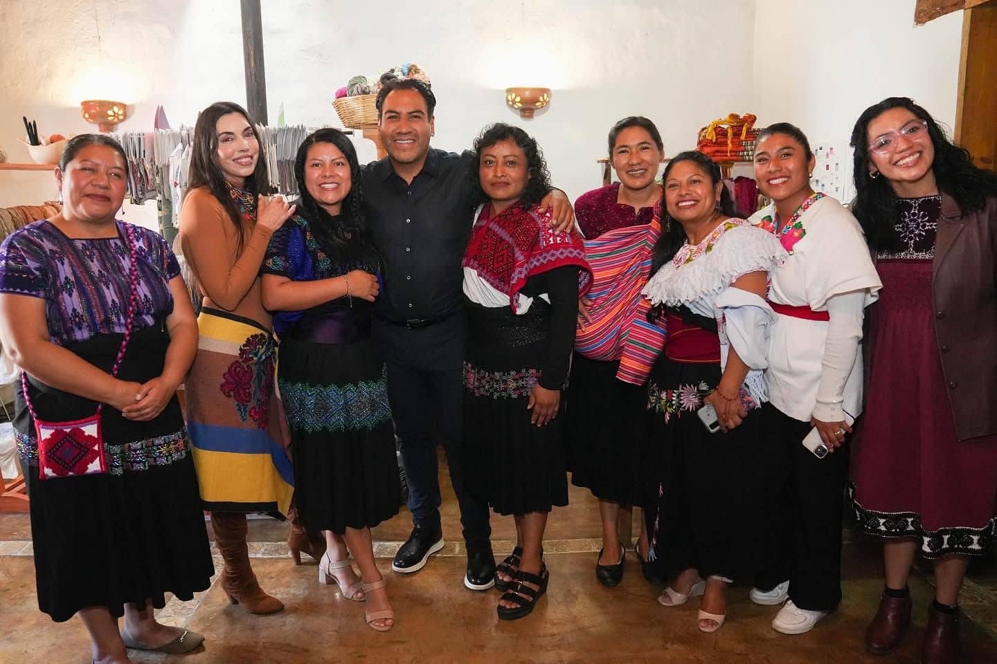 Eduardo Ramírez impulsa la identidad cultural en los uniformes del Gobierno de Chiapas