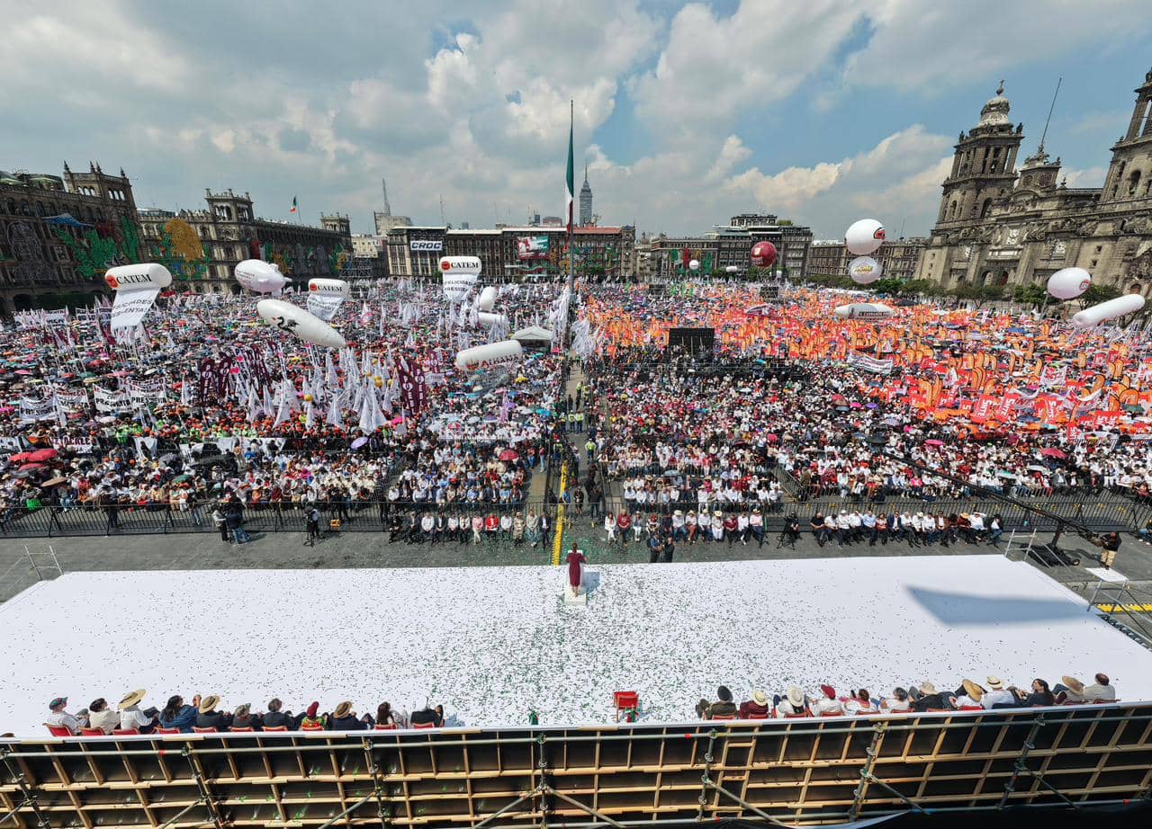 Presidenta Claudia Sheinbaum celebra un año de Gobierno con avances históricos El gobernador Eduardo Ramírez reconoció el liderazgo y visión de la mandataria al frente del país. Miles de chiapanecas y chiapanecos acudieron al Zócalo capitalino para expresarle su apoyo.