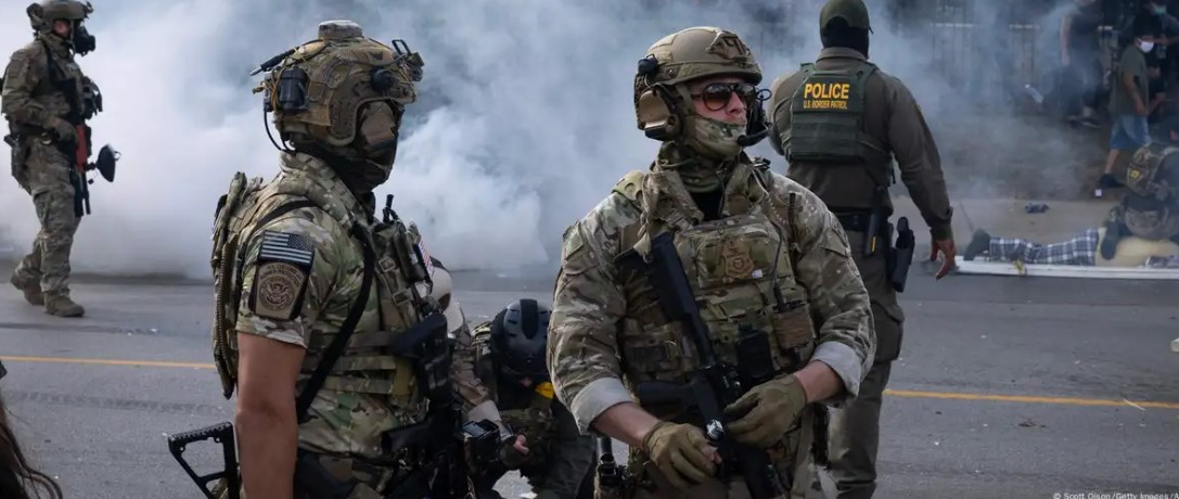 "En guerra con nuestro propio país": el desconcierto de un latino resuena ante la ofensiva migratoria de Trump en Chicago