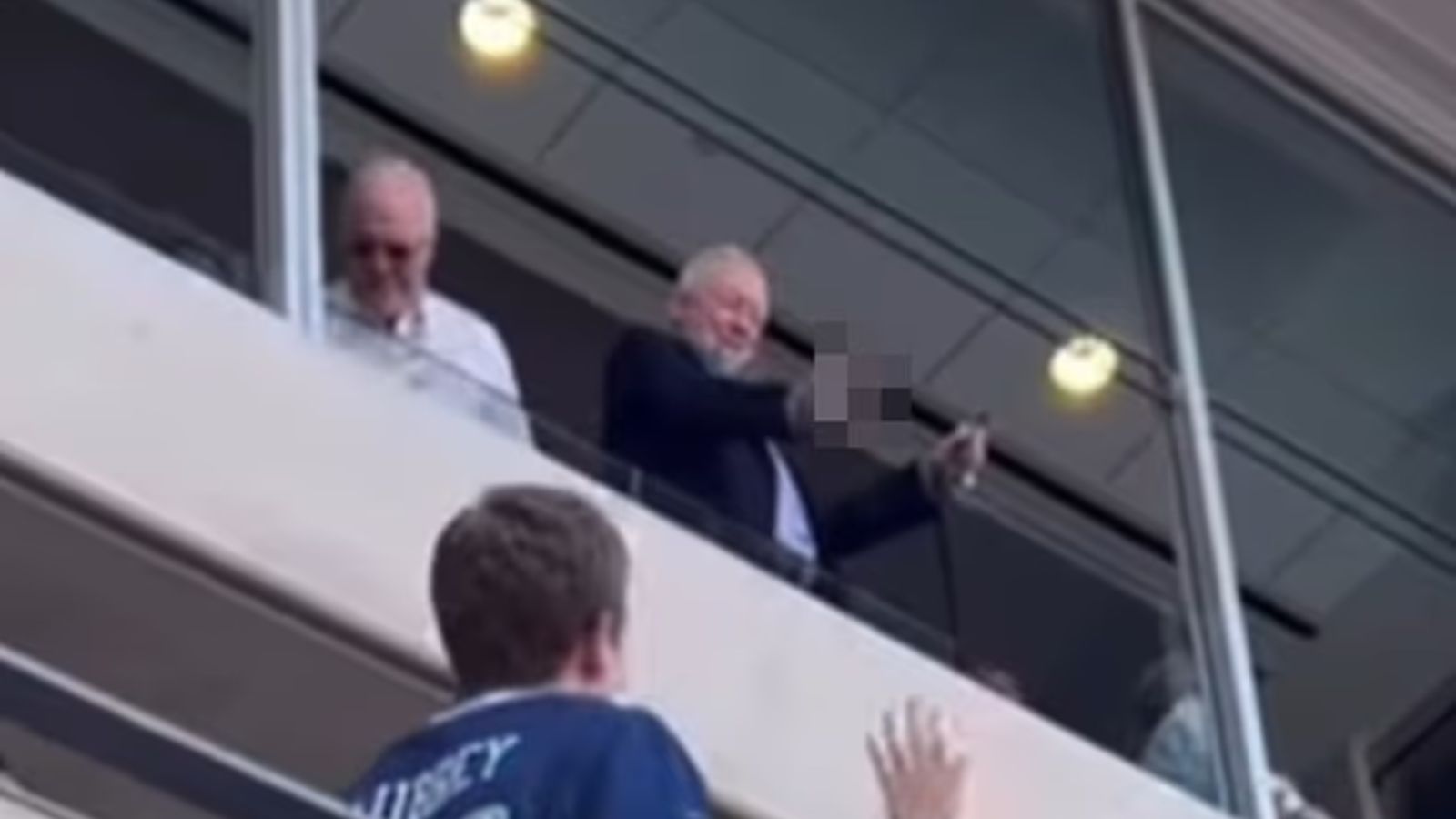 Multan al dueño de los Cowboys por gesto obsceno