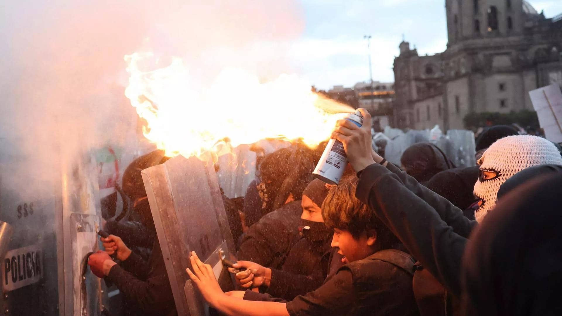 Al menos 94 policías heridos durante marcha por el 2 de octubre