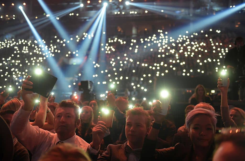 ¿Prohibir o no celulares en los conciertos? El dilema que divide a artistas y fans