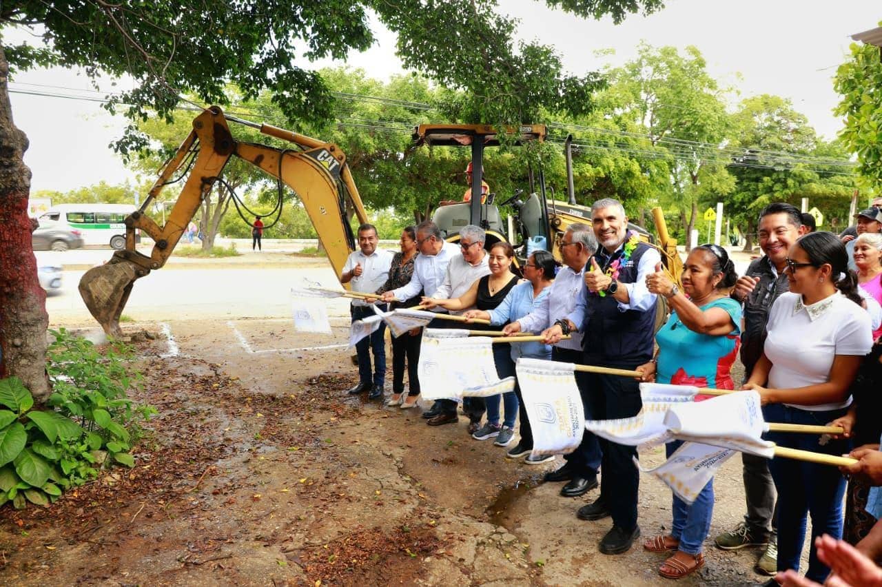 El presidente municipal de Tuxtla Gutiérrez, Angel Torres, dio el banderazo de inicio a la construcción del puente peatonal en el Libramiento Sur-Oriente, entre la 2ª y 3ª Oriente Sur, en la colonia Francisco I. Madero, una demanda de hace muchos años, debido a que ahí habían ocurrido accidentes lamentables. Al señalar que este paso peatonal beneficiará a estudiantes y habitantes de varias colonias que diariamente transitan por la zona, el alcalde Angel Torres subrayó que esta obra es un acto de justicia social y un compromiso que se está cumpliendo con las familias de Francisco I. Madero, Los Trabajadores, San Juan Sabinito, así como a las y los asistentes al Parque Patricia y al Zoológico Miguel Álvarez el Toro, entre otras colonias. En este sentido, Angel Torres reiteró que el Gobierno Municipal reafirma su compromiso de construir una ciudad más segura y ordenada, garantizando la movilidad de todas las familias.