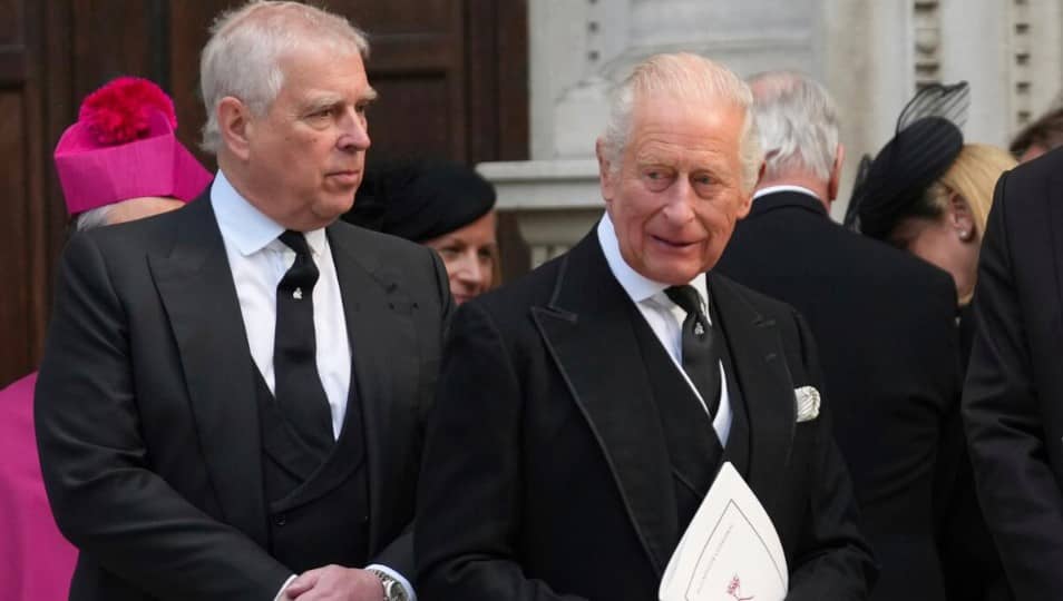 Rey Carlos III retira título de príncipe y residencia real a su hermano Andrés