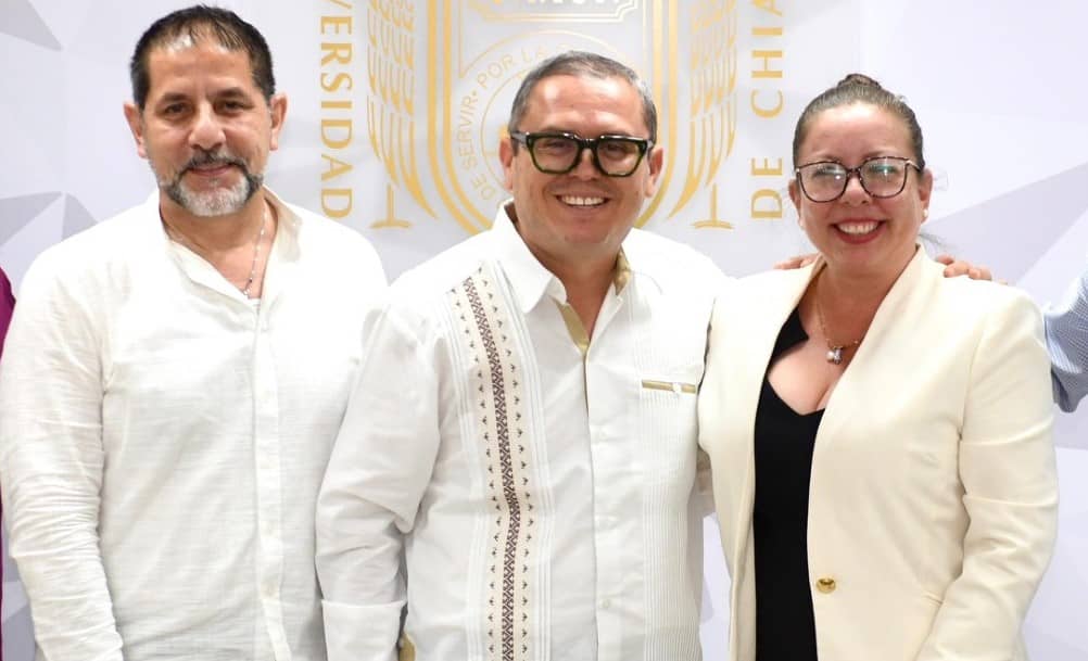 Con el objetivo de conversar acerca de los esfuerzos de la Universidad Autónoma de Chiapas en materia de investigación y desarrollo tecnológico, el rector Oswaldo Chacón Rojas se reunió en sus oficinas con la astronauta análoga chiapaneca, Lorena Rojas Nucamendi. Durante esta visita, en la que también estuvieron presentes la directora General de Marca UNACH, Susana Sosa Silva y el empresario, Jorge Simán Estefan, se abordaron temas en los cuales la UNACH puede avanzar de manera significativa en beneficio de la sociedad chiapaneca y del país. Los participantes de este encuentro coincidieron en la importancia de poder compartir experiencias y conocimientos con quien también funge como directora general de la empresa Cosmos 71, dedicada a la industria espacial y participante de la misión lunar analógica EXP71-Cosmos en noviembre de 2023 en Cracovia. Al respecto, Rojas Nucamendi expresó que su presencia en esta institución responde al interés compartido con las autoridades universitarias, para brindar más y mejores oportunidades a las juventudes chiapanecas, sumándose a los proyectos existentes que abren puertas de superación a hombres y mujeres de nuestro estado. Aseguró que los chiapanecos cuentan con un enorme potencial y con la suma de proyectos y voluntades de quienes piensan igual, podrá alcanzarse esta meta de crear espacios necesarios en el tema académico, para apoyar a quienes deseen sumarse a estudiar licenciaturas que se especialicen en temas tecnológicos y de investigación. En este marco, el rector Oswaldo Chacón Rojas manifestó que esta es una gran oportunidad para la UNACH, de contar con la ayuda y la experiencia de una de las personas que más en alto ha puesto el nombre de nuestro estado.