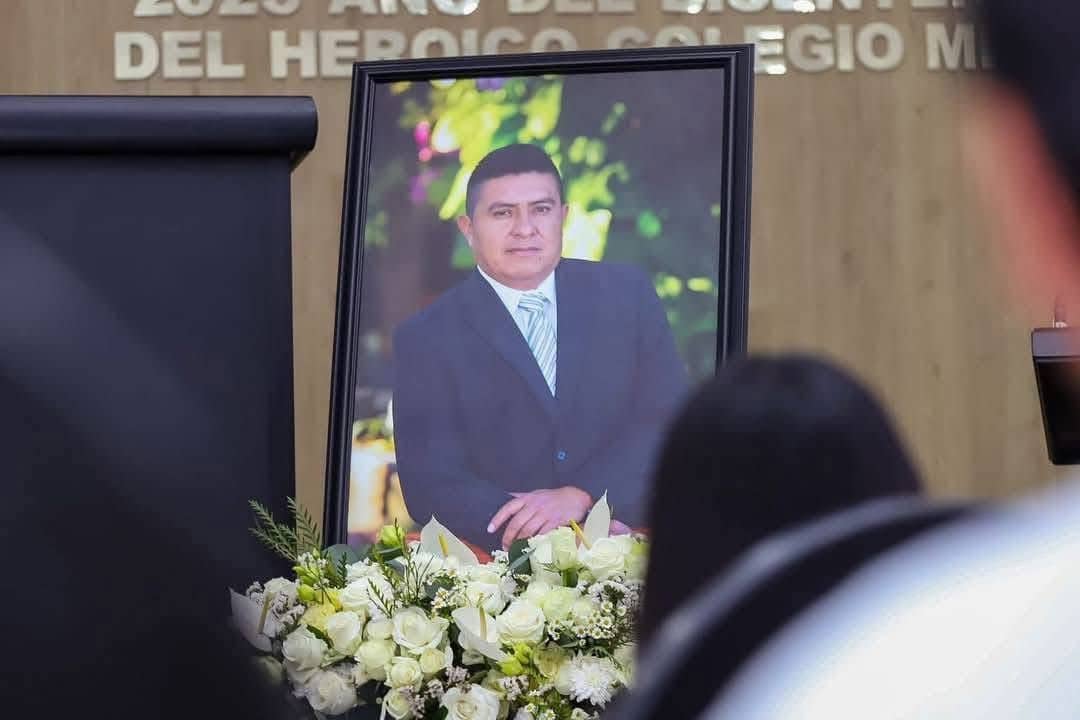 El ejemplo del maestro José Artemio López Aguilar seguirá inspirando a las nuevas generaciones de docentes, activistas, estudiantes y al pueblo, señaló el diputado Luis Eduardo Gordillo Gordillo, en el marco del segundo aniversario luctuoso del líder y activista por la paz de Chicomuselo, Chiapas. “José Artemio López Aguilar es un chiapaneco ejemplar que dejó una huella profunda en la educación, en la defensa de los derechos humanos y en la búsqueda de la paz para las regiones de la Sierra y de la frontera de nuestro estado”, señaló el diputado por el Partido Verde Ecologista de México (PVEM). Señaló que a dos años de su partida, su voz sigue resonando en las aulas, en las comunidades y en el corazón de quienes creyeron junto a él que la educación puede transformar realidades. “Fue un maestro en el más profundo sentido de la palabra, que no solo hablaba de derechos sino que los defendía y su firme llamado al diálogo y a la reconciliación, en un tiempo donde la violencia y la desigualdad amenazaban la convivencia, él siempre eligió el camino de la paz como método de transformación”, manifestó. Luis Eduardo Gordillo recordó que su asesinato en octubre de 2023, fue una herida profunda para las y los chiapanecos, pero también fue un llamado a no claudicar, a seguir su ejemplo, a no permitir que el miedo silenciara la voz de quienes trabajan por un Chiapas. Finalmente, puntualizó: “Desde esta soberanía expresamos, con convicción, que ningún maestro activista o defensor social, deben temer por su vida al cumplir con su vocación. Educar, organizar y promover la paz, no deben ser actos de riesgo sino expresiones del más alto compromiso cívico y humano, Hoy, seguiremos honrando su memoria y reafirmando nuestro compromiso con la verdad, la justicia y la defensa de los derechos humanos que dejó como ejemplo el maestro José Artemio López Aguilar.