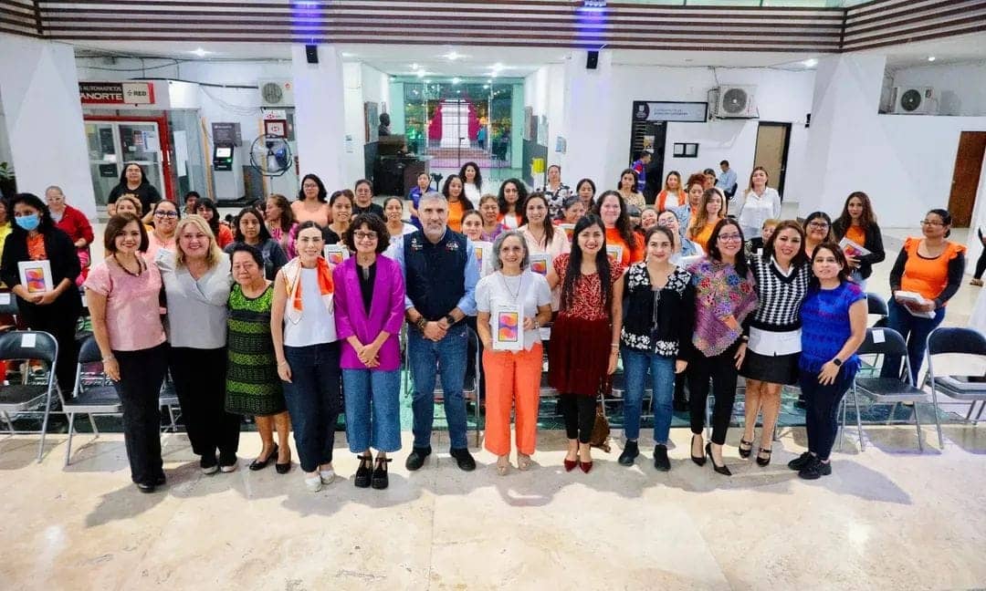 Entrega Angel Torres tabletas electrónicas a mujeres emprendedoras en Tuxtla