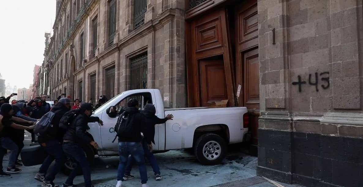 ¡Maestros furiosos! Integrantes de la CNTE intentan dar portazo en Palacio Nacional