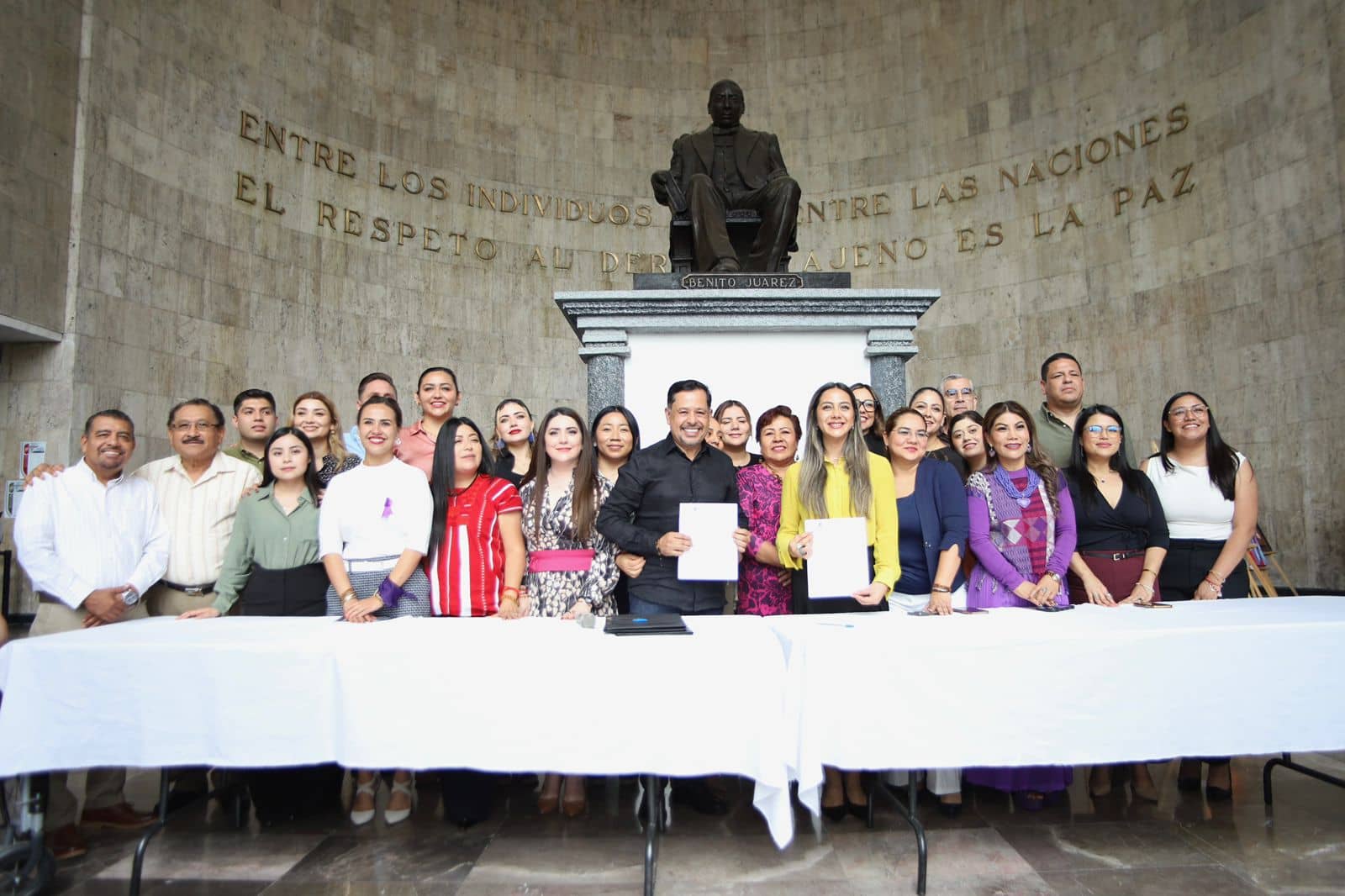 Las diputadas del Congreso del Estado encabezaron la firma de la iniciativa de reforma al artículo 58 del Código Civil del Estado de Chiapas, que tiene como objetivo fortalecer la libertad de decisión de la madre y del padre sobre el orden de los apellidos del hijo o de la hija. Al hacer uso de la palabra, la diputada Alejandra Gómez Mendoza destacó que la propuesta es un acto de justicia social para todas las mujeres. Agregó que el mensaje es claro y firme, y es que a través de este Congreso del Estado de Chiapas se promueve una igualdad sustantiva para todas las mujeres chiapanecas. El diputado Mario Guillén, presidente de la Junta de Coordinación Política, sostuvo que la propuesta busca fortalecer la libertad de decisión de las familias y se alinea con el principio de igualdad y no discriminación. Cabe destacar que varios estados en México ya han implementado esta reforma en sus códigos civiles, ya sea a nivel legislativo o mediante resoluciones de la Suprema Corte de Justicia de la Nación. Como testigos e impulsoras de la Iniciativa, las diputadas de la Sexagésima Novena Legislatura plasmaron su firma, en acto protocolario realizado en la sede del Poder Legislativo. La reforma propuesta equilibra derechos: respeta la autonomía de la madre y el padre, corrige una práctica discriminatoria que privilegiaba al varón y al mismo tiempo protege a las niñas y niños garantizando estabilidad y seguridad jurídica .