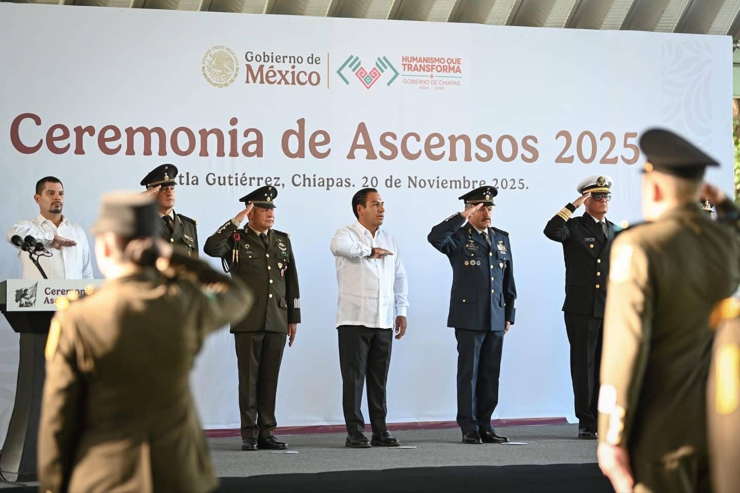 El gobernador Eduardo Ramírez Aguilar asistió a la Ceremonia de Ascensos 2025 del personal de la Secretaría de la Defensa Nacional (Defensa). Tras agradecer la invitación al comandante de la Séptima Región Militar, Alejandro Vargas González, el mandatario reafirmó el compromiso del gobierno de la Nueva ERA de mantener una coordinación permanente para fortalecer la paz, la seguridad y el bienestar del pueblo de Chiapas.