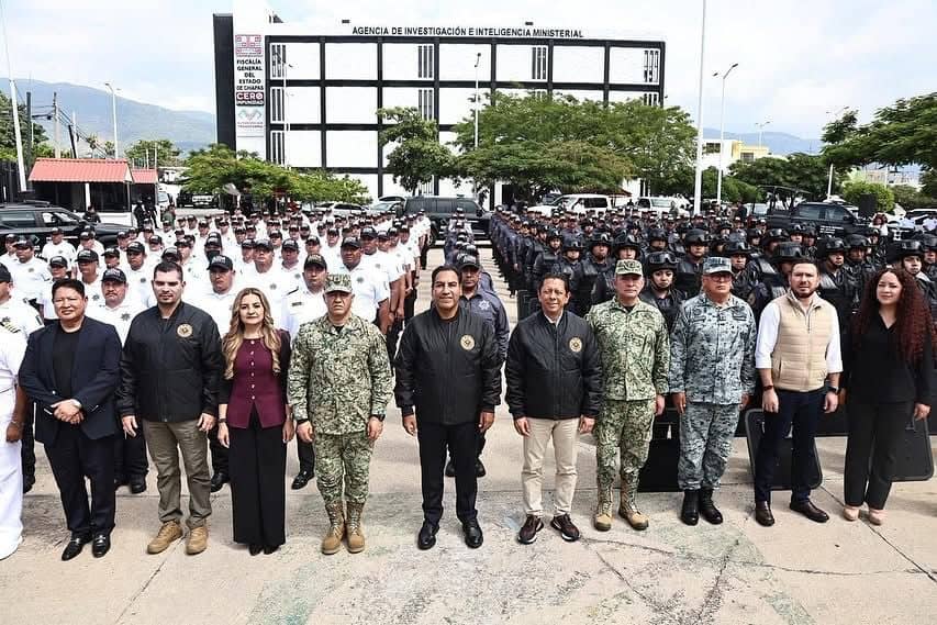 Eduardo Ramírez y Jorge Llaven entregan uniformes y equipo táctico a agentes de la AIIM de la FGE
