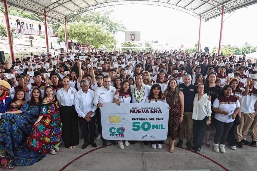 Eduardo Ramírez entrega el chip número 50 mil del programa Conecta Chiapas