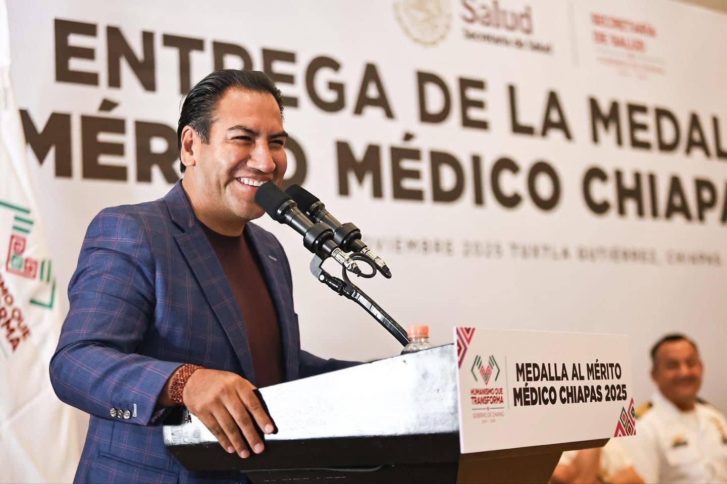 Eduardo Ramírez entrega la Medalla al Mérito Médico Chiapas 2025 al doctor Salvador Pacheco Segura