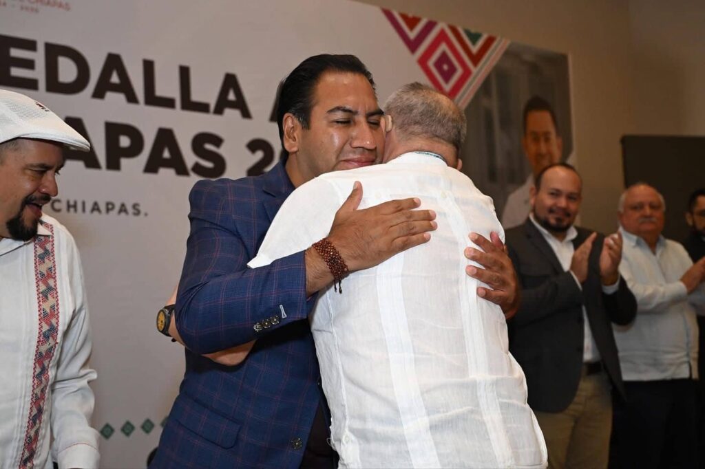 FOTO SEGUNDA ERA medalla al merito medico 1