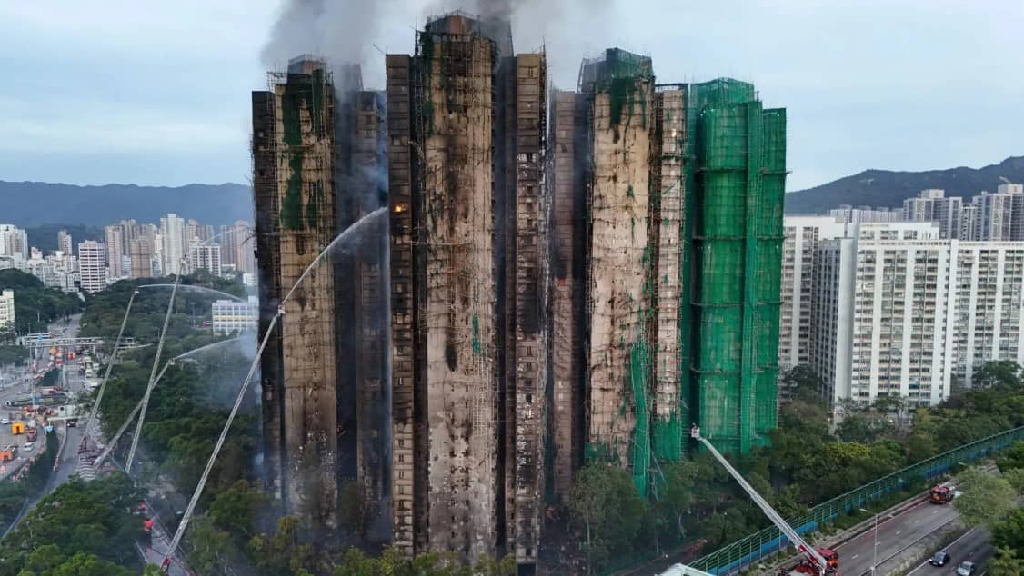 Suman 128 muertos y 8 detenidos tras incendio en complejo residencial de Hong Kong