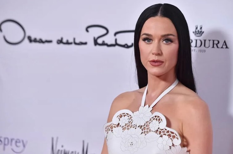 Katy Perry levanta indignación por exigir pago de 5 millones de dólares a discapacitado de 85 años por mansión en California