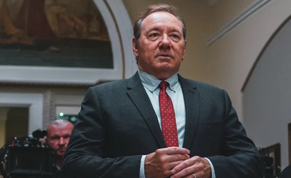 Kevin Spacey asegura que está sin casa, “viviendo en hoteles y Airbnb”, siete años después de las acusaciones de agresión s3xu*l que acabaron con su carrera