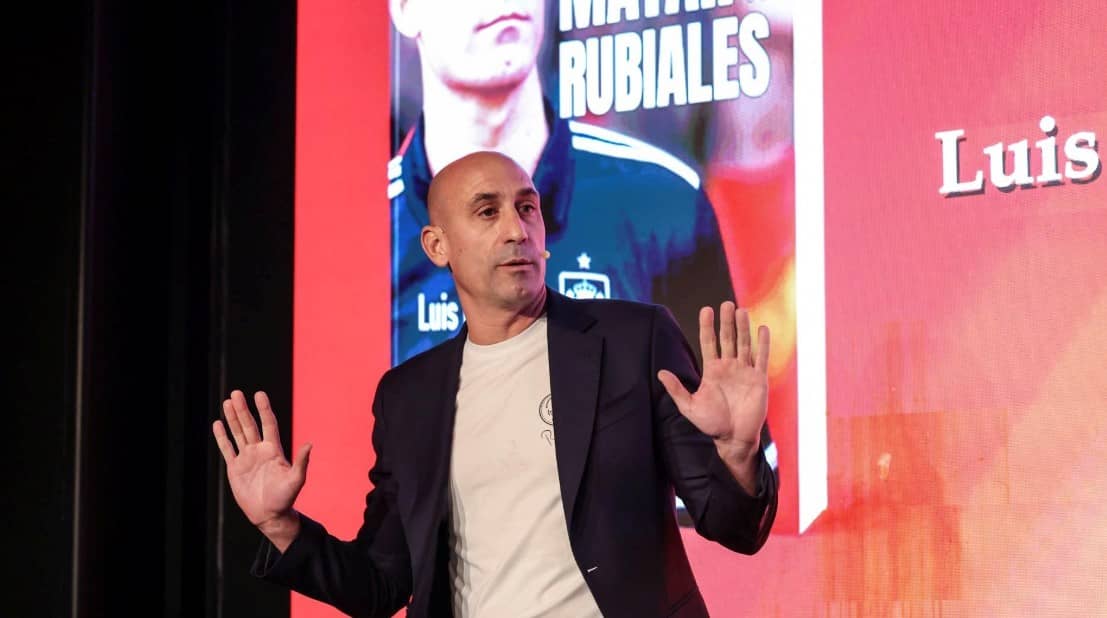 Lanzan huevos a Luis Rubiales durante la presentación de su libro