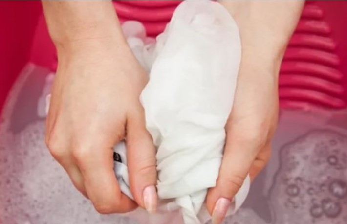 5 trucos caseros para eliminar el olor de tabaco en ropa