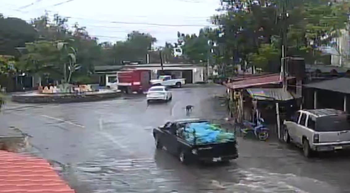 Identifican 5 vehículos implicados en explosión en Coahuayana; escoltaron al coche bomba