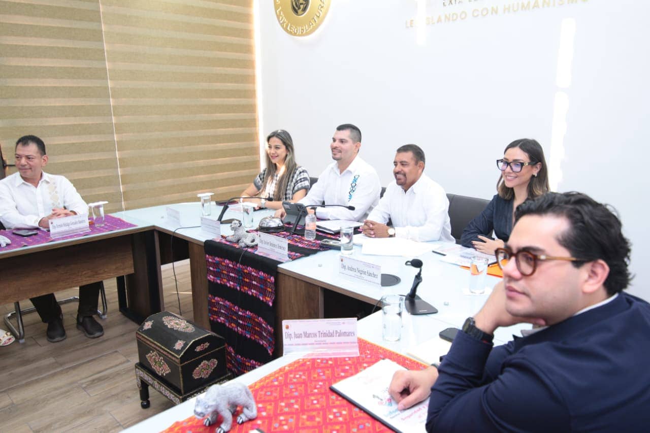 La Comisión de Seguridad Pública en el Congreso del Estado recibió el informe de actividades de Óscar Alberto Aparicio Avendaño, titular de la Secretaría de Seguridad del Pueblo, como parte de la glosa por el Primer informe de gobierno del Dr. Eduardo Ramírez Aguilar. Previo al acto protocolario, informó del cumplimiento de las directrices fundamentales para garantizar la seguridad en Chiapas: Acciones Operativas, Vinculación Ciudadana y Dignificación Policial. Sostuvo que la seguridad, gobernabilidad y pacificación del estado, es la principal prioridad de la actual administración, por tal motivo, con la creación del Grupo Especial y de Reacción Inmediata, FRIP, se ha fortalecido y dignificado a los cuerpos policiales, brindándoles herramientas y equipamiento para el mejoramiento de sus capacidades. Asimismo, se ha mejorado la infraestructura, equipamiento y capacitación de la Secretaría de Seguridad del Pueblo, lo que ha devuelto la confianza ciudadana en la institución, como garante de bienestar y paz.