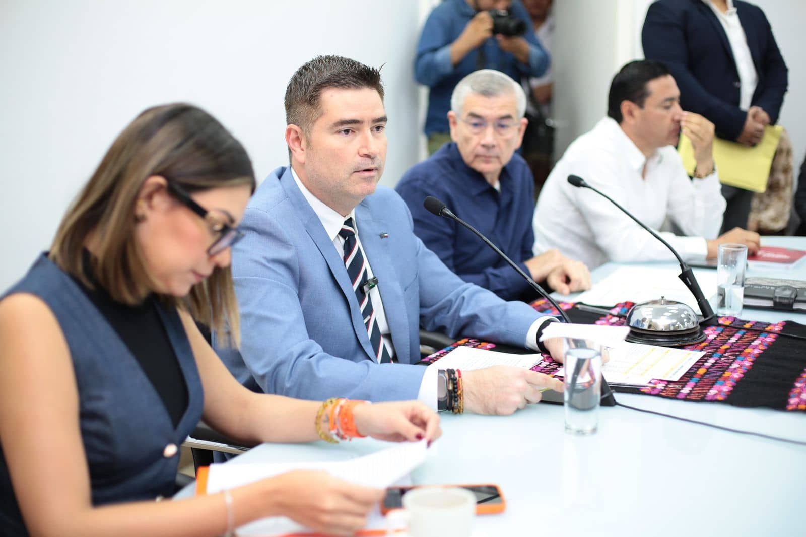 El Plan Estatal de Gobierno ha enfocado sus esfuerzos en promover políticas públicas que buscan consolidar el desarrollo, generando más empleos, estabilidad laboral y respeto a los derechos de las y los trabajadores, señaló Luis Pedrero González, secretario de Economía y del Trabajo, en su comparecencia ante la Comisión de Trabajo y Previsión Social y Seguridad Social, presidida por la diputada Andrea Negrón Sánchez. Ante las y los integrantes de la Comisión antes citada, Pedrero González dio a conocer la estrategia para fomentar la inversión, generar empleos formales, impulsar el desarrollo económico local y fortalecer la comercialización de productos chiapanecos, colaborando estrechamente con el sector privado y en proyectos internacionales. En cumplimiento al mandato constitucional de realizar la Glosa por el Primer Informe de Gobierno, en acto protocolario de rendición de cuentas, el secretario dio respuesta a los planteamientos de las y los diputados, donde destacó que en esta nueva ERA la prioridad es mejorar la calidad de vida y brindar oportunidades de desarrollo a la población y para lograrlo, se impulsa la política pública de inversión. Subrayó que el estado cuenta con el potencial para convertirse en un atractivo punto de inversión gracias a su ubicación geográfica y la disponibilidad de recursos como agua y energía. Agregó que el Servicio Estatal de Empleo amplía las opciones laborales brindando capacitación a las y los trabajadores. Esto, para tener un empleo mejor remunerado. En materia de servicios, apuntó que se encuetra un área laboral del 50 por ciento. Se atrajeron nueve inversiones para Palenque, San Cristóbal de Las Casas, Chiapas de Corzo y Tuxtla Gutiérrez, con una derrama millonaria. Además, indicó que en Gasoducto Chiapas Bicentenario, en Reforma, Chiapas, se pretende generar un parque industrial con una inversión de 250 millones de dólares. Y en Tapachula, una inversión para gas licuado de alrededor de 100 millones de dólares. En este primer año de trabajo, con políticas humanistas impulsadas por el gobernador Eduardo Ramírez Aguilar se dieron los primeros pasos para el desarrollo, con mayor inversión y generación de empleos.