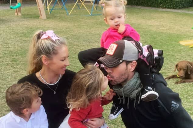 Enrique Iglesias y Anna Kournikova dan la bienvenida a su cuarto hijo