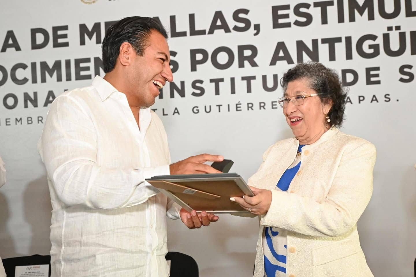 Entrega Eduardo Ramírez medallas, estímulos y reconocimientos por antigüedad al personal del Instituto de Salud