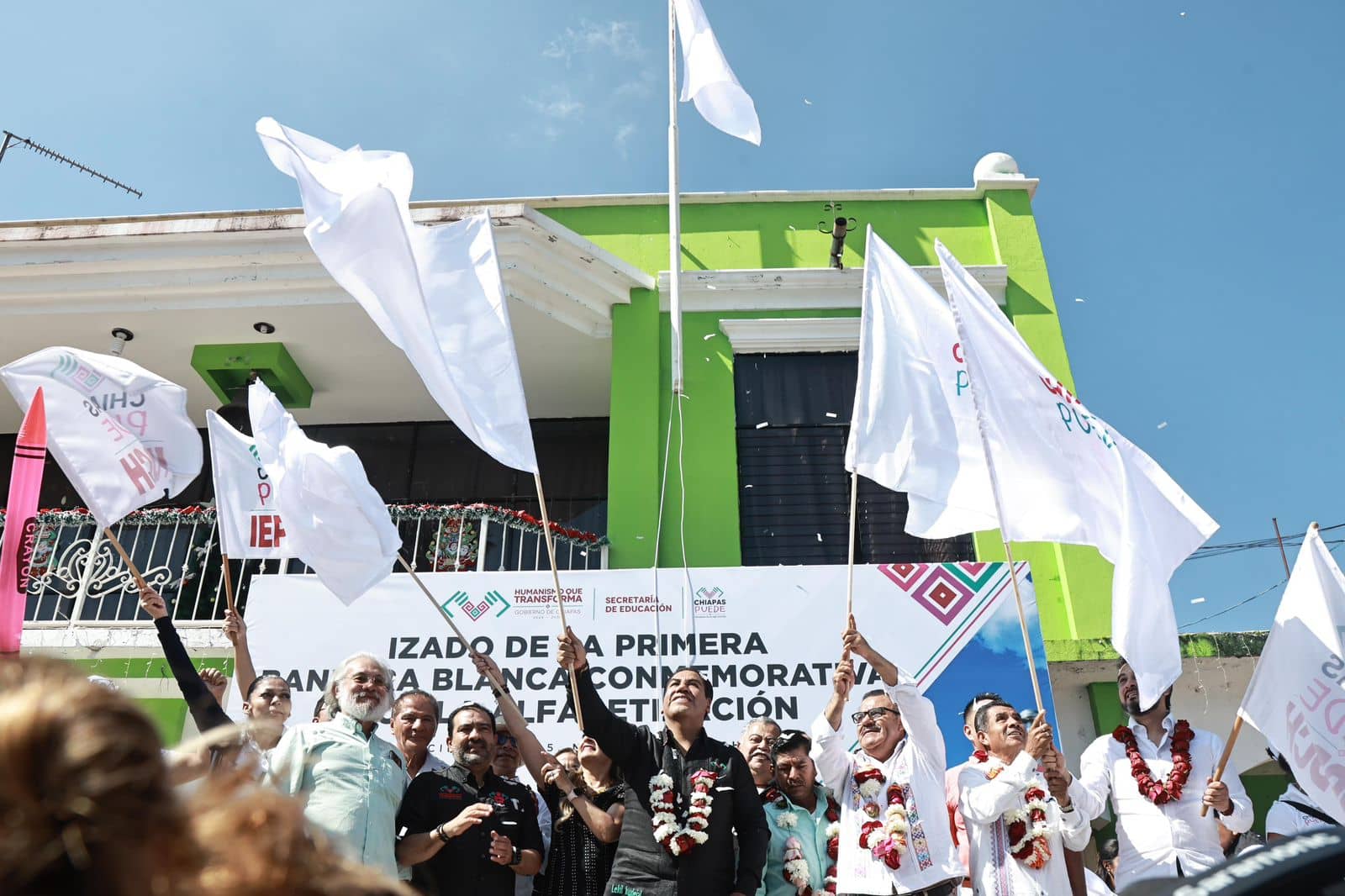 Eduardo Ramírez levanta la primera bandera blanca por la alfabetización en Nicolás Ruiz