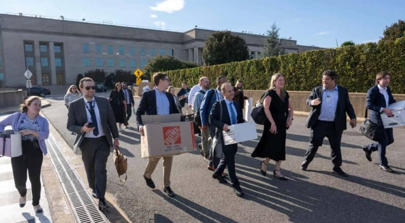 Influencers se apropian de oficinas de medios tradicionales en la sala de prensa del Pentágono
