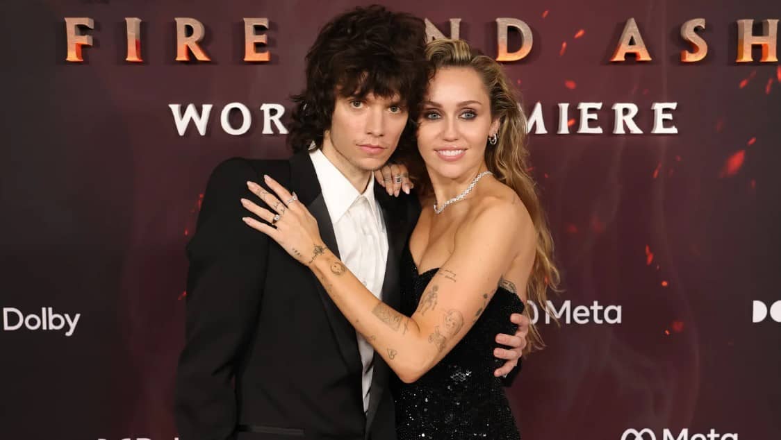 Miley Cyrus anuncia su compromiso con Maxx Morando, baterista de la banda Liily