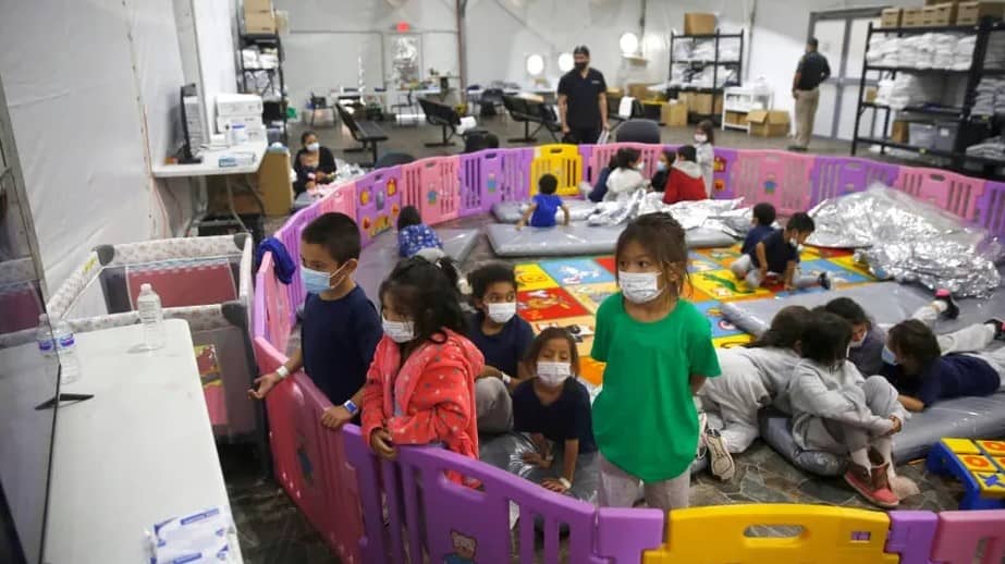 Al menos 400 niños migrantes fueron detenidos por más tiempo del límite, admite ICE