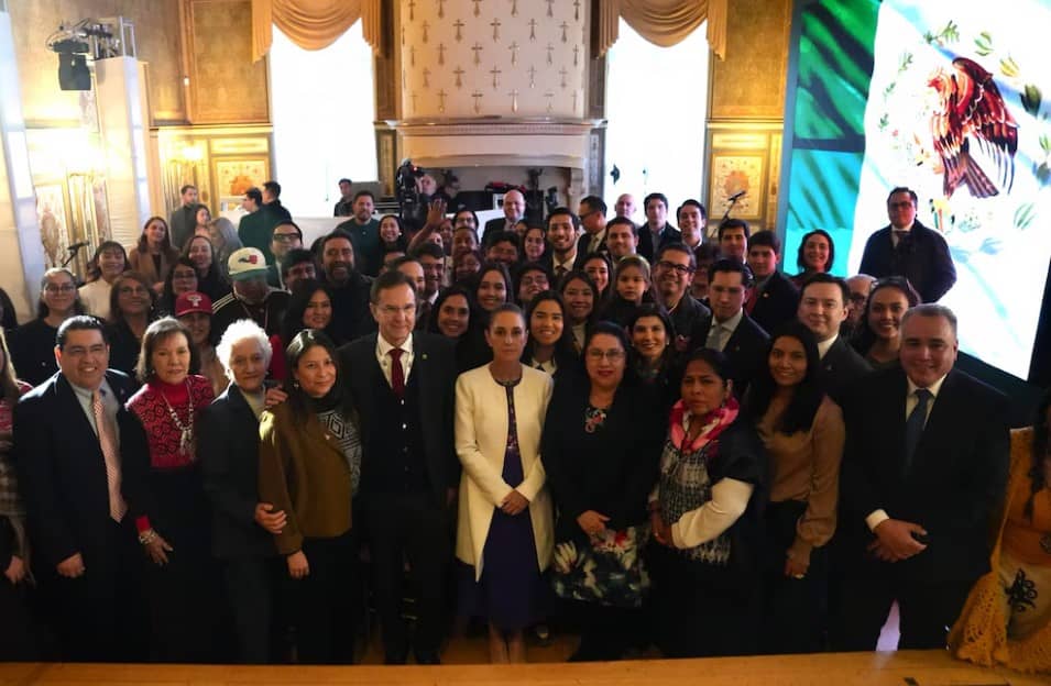 Claudia Sheinbaum se reúne con mexicanos en Washington: “Queremos un buen trato”
