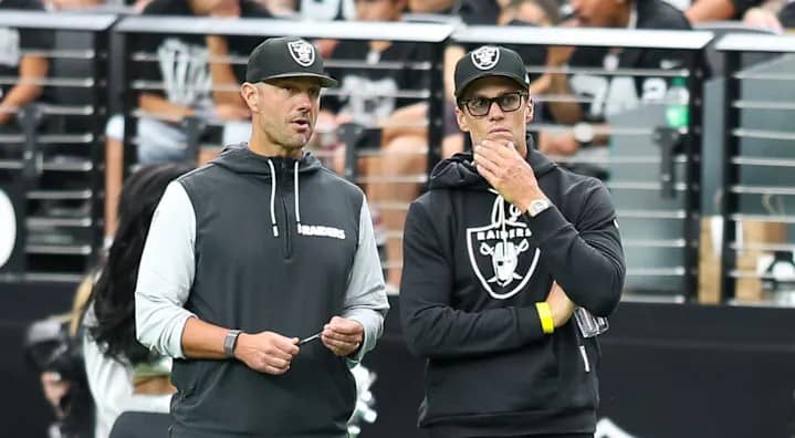 Tom Brady en el ojo del huracán: en Raiders cuestionan su liderazgo