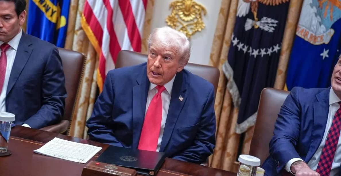 El misterio médico de Trump: El presidente, de 79 años, genera preocupación con dos curitas grandes en su mano derecha mientras critica los informes de salud fallidos