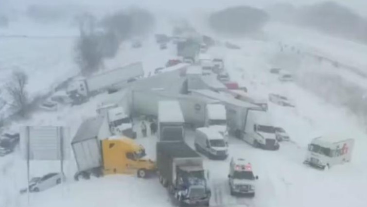 Tormenta invernal desata carambola masiva en Michigan; involucra a más de 100 vehículos