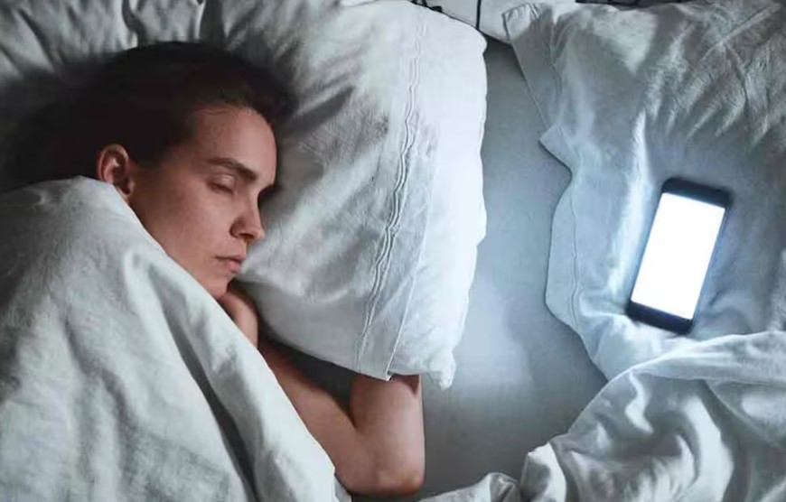 Te vacían mientras duermes: tu celular sigue enviando datos toda la noche