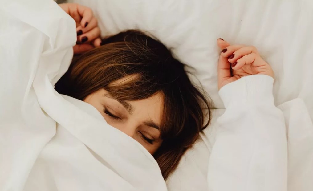 ¿Duermes tapado aunque haga calor? La razón por la que tu cuerpo lo necesita para descansar