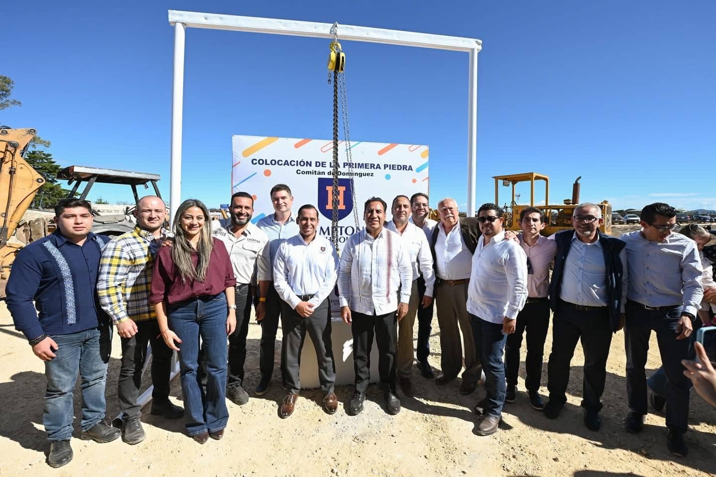 Eduardo Ramírez Aguilar asiste a la colocación de la primera piedra del Colegio Hampton Comitán