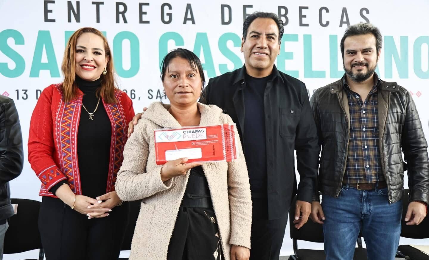 Eduardo Ramírez entrega becas Rosario Castellanos para la alfabetización en San Cristóbal