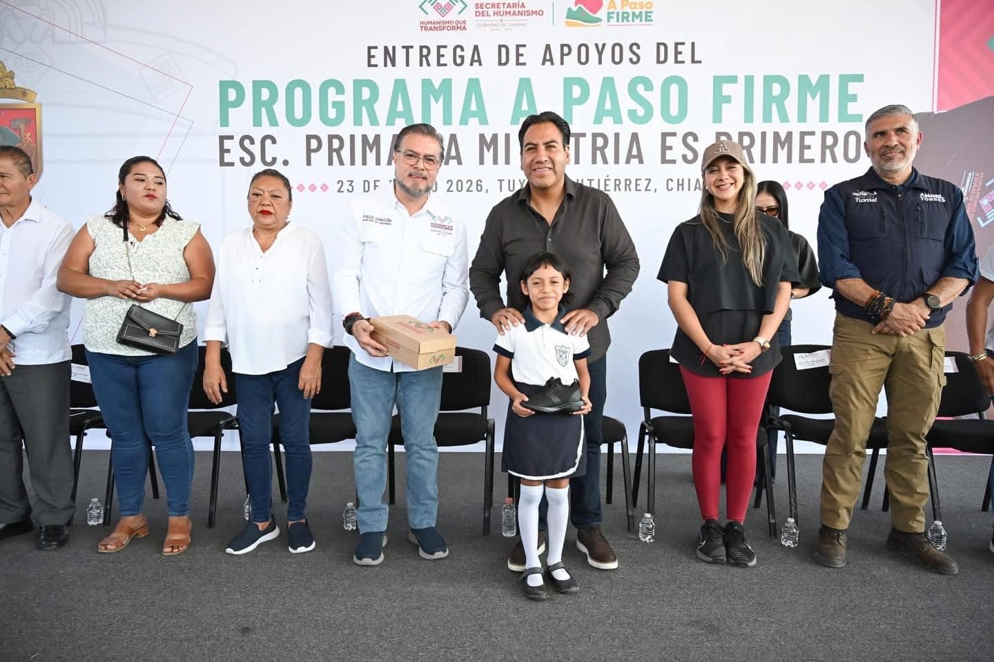 Eduardo Ramírez Aguilar entrega apoyos del programa A Paso Firme a estudiantes de Tuxtla