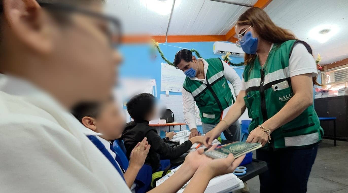 Salud convoca a niños y jóvenes a vacunarse para prevenir contagios de sarampión en las escuelas