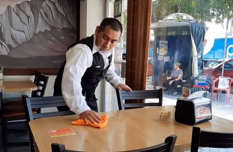 Meseros bilingües rumbo al Mundial: restaurantes y hoteles alistan inglés para atender a la afición